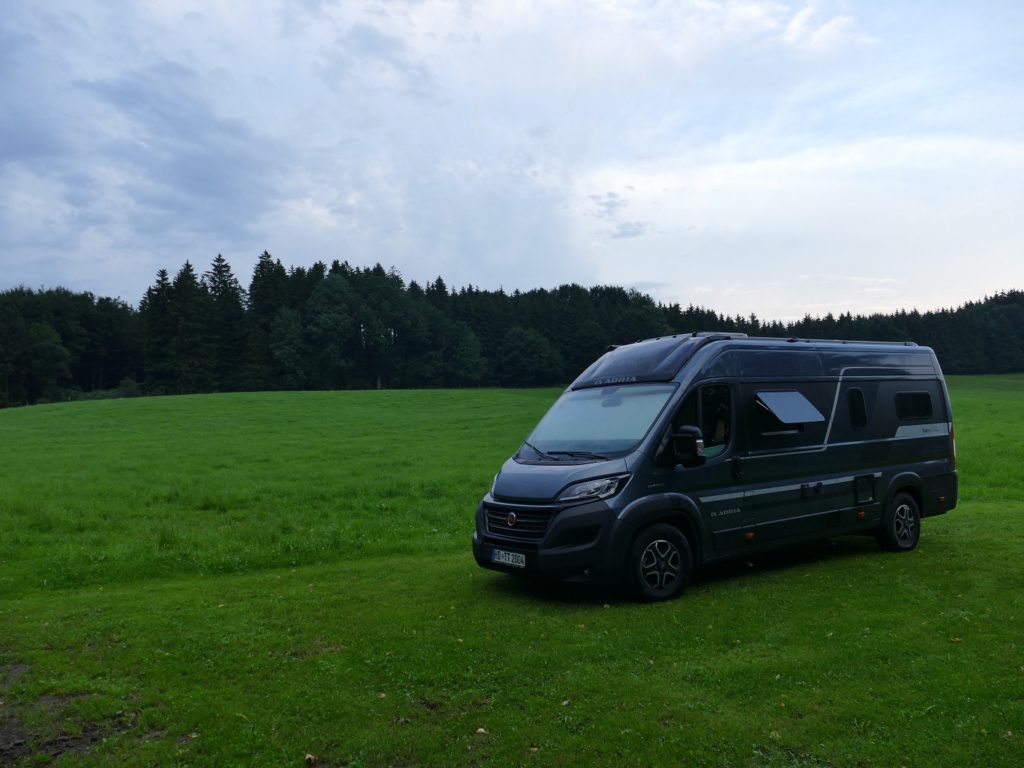 schotten im allgaeu stellplatz richtung wald